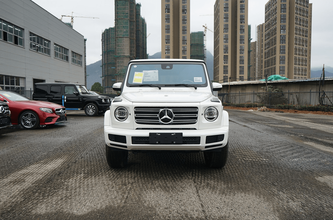 2019款奔驰g50粗犷中增添了几分精致全新奔驰g级仍然保持专业越野车的