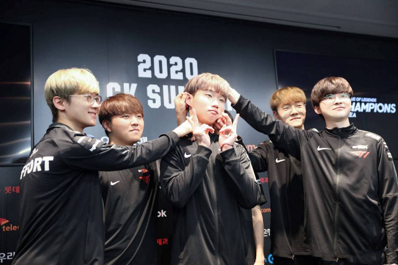 按道理说合照应该是队员的全体合照,t1战队八位选手应该都会出镜,但是