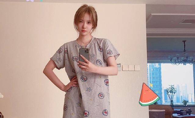 中,节目组特地邀请到了虎牙的顶流高人气王者主播,酷酷的鑫,婷儿