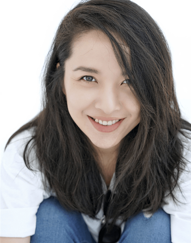 靳东妻子晒两个孩子近照,大长腿瞩目,婚后退圈生活太幸福_李佳