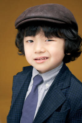 原创表情包男孩王锡玄长大了 蜕变成帅气欧巴 非常主播饰演车太贤外孙