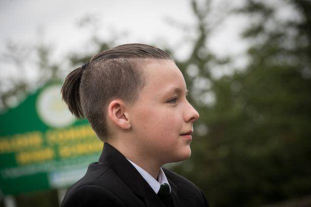 11岁的小男孩泰勒·布朗因为留马尾辫而遭到校方刁难该小男孩名叫