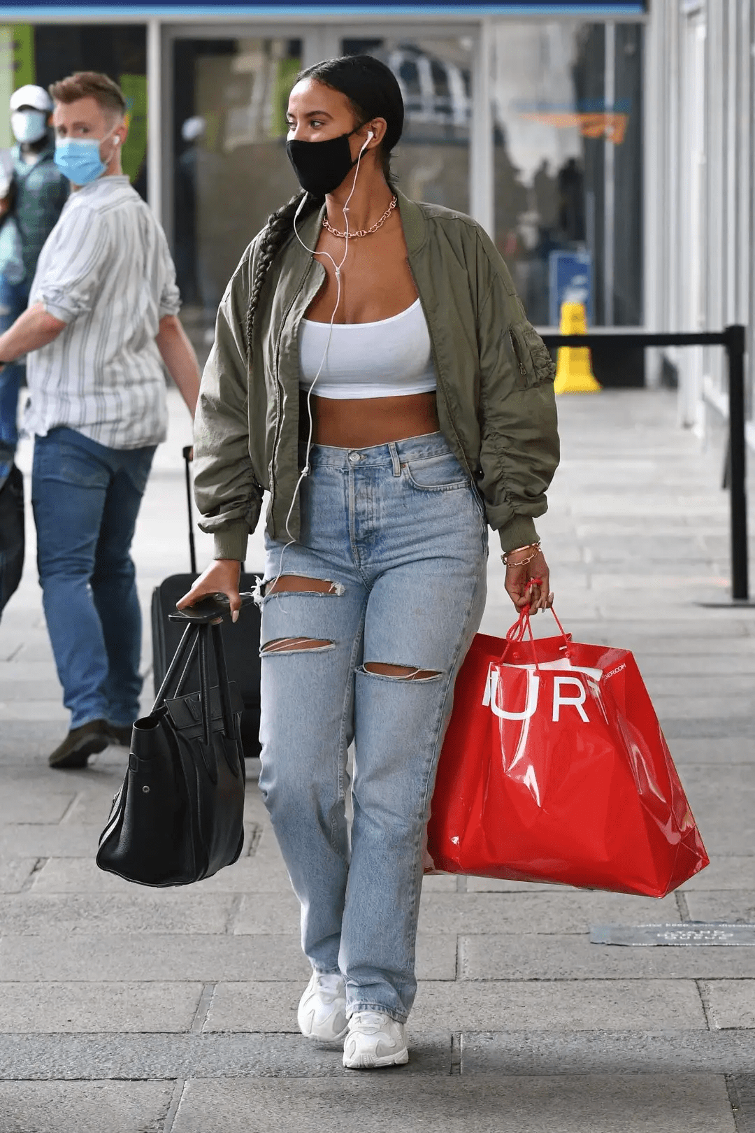 玛雅·贾玛购物归来,夹克搭配牛仔裤,性感新潮引侧目