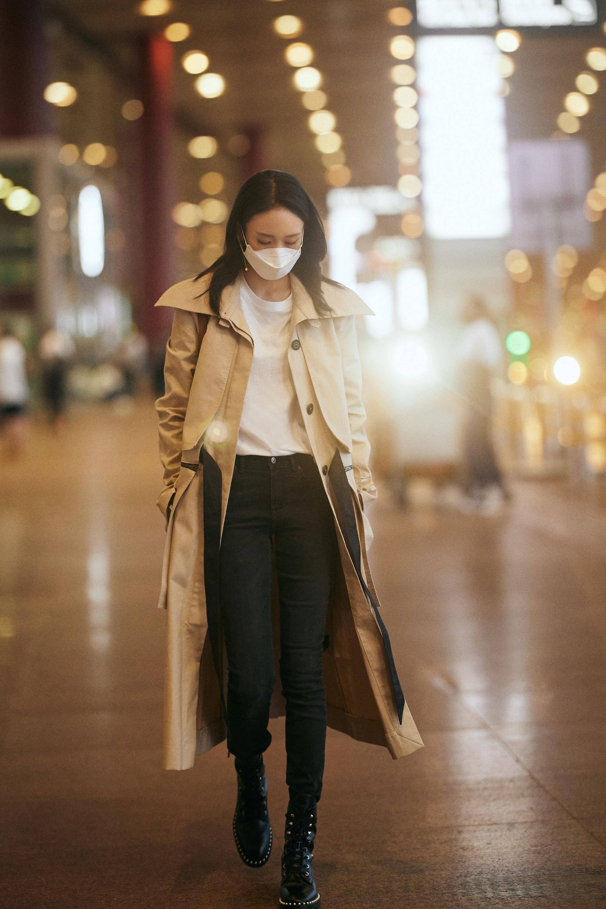 早秋,风衣如何穿出高级感?童瑶亲自演绎风衣 马丁靴,又美又飒