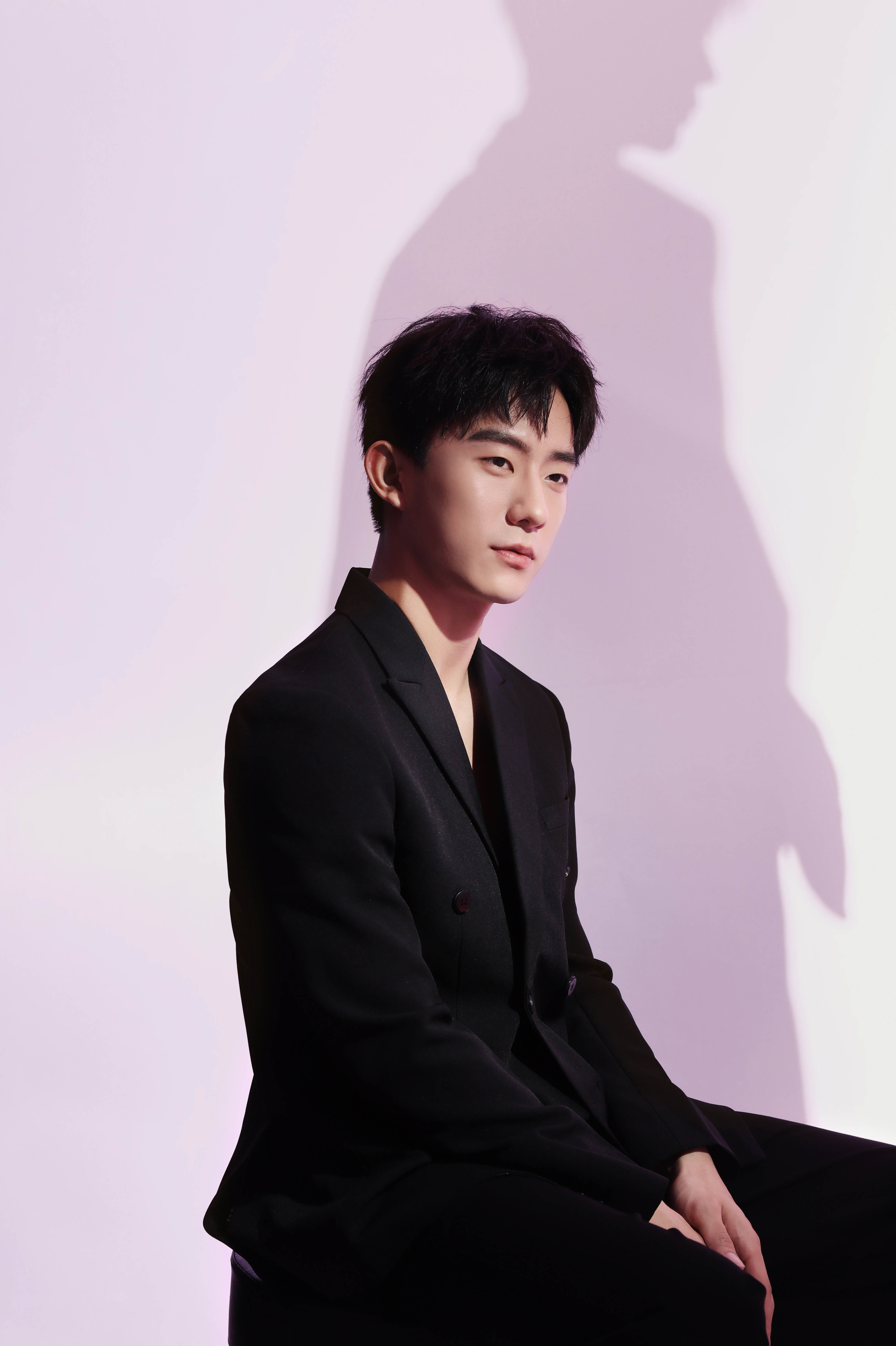 郑好闭目沉思郑好粉色光影写真曝光