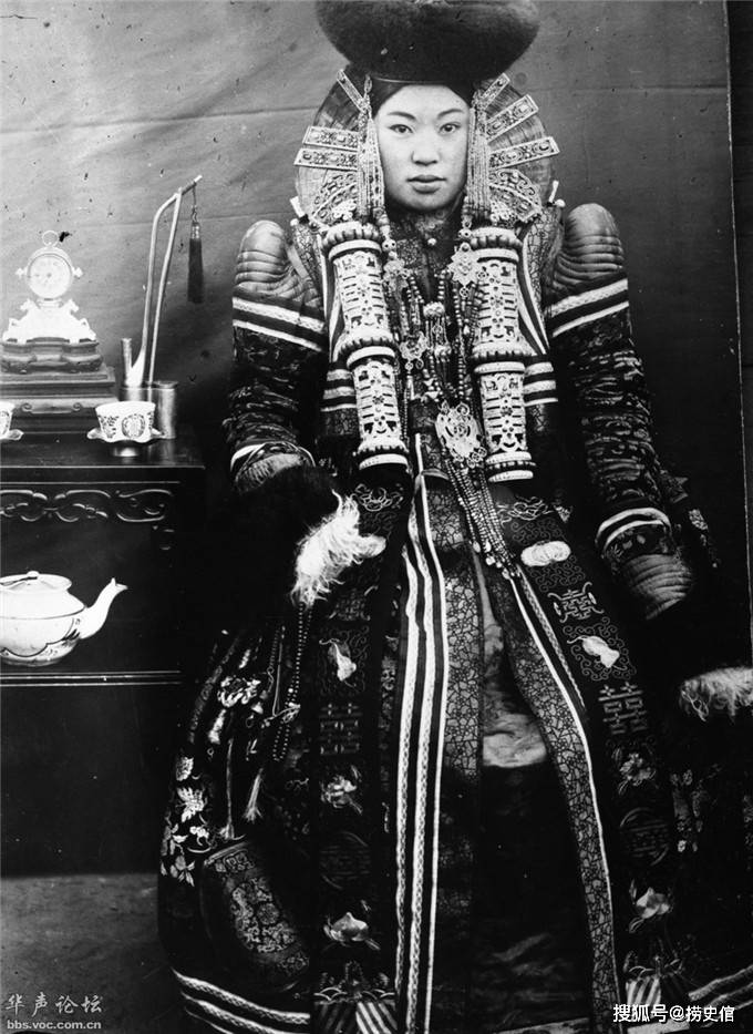 蒙古活佛和他的两任妻子清末剥离清朝自称皇帝照片上你能看出他有啥