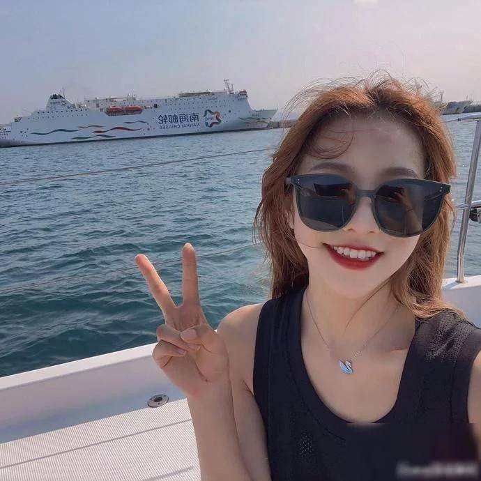 刘思瑶怒脱上衣,叫板黑粉!_手机搜狐网