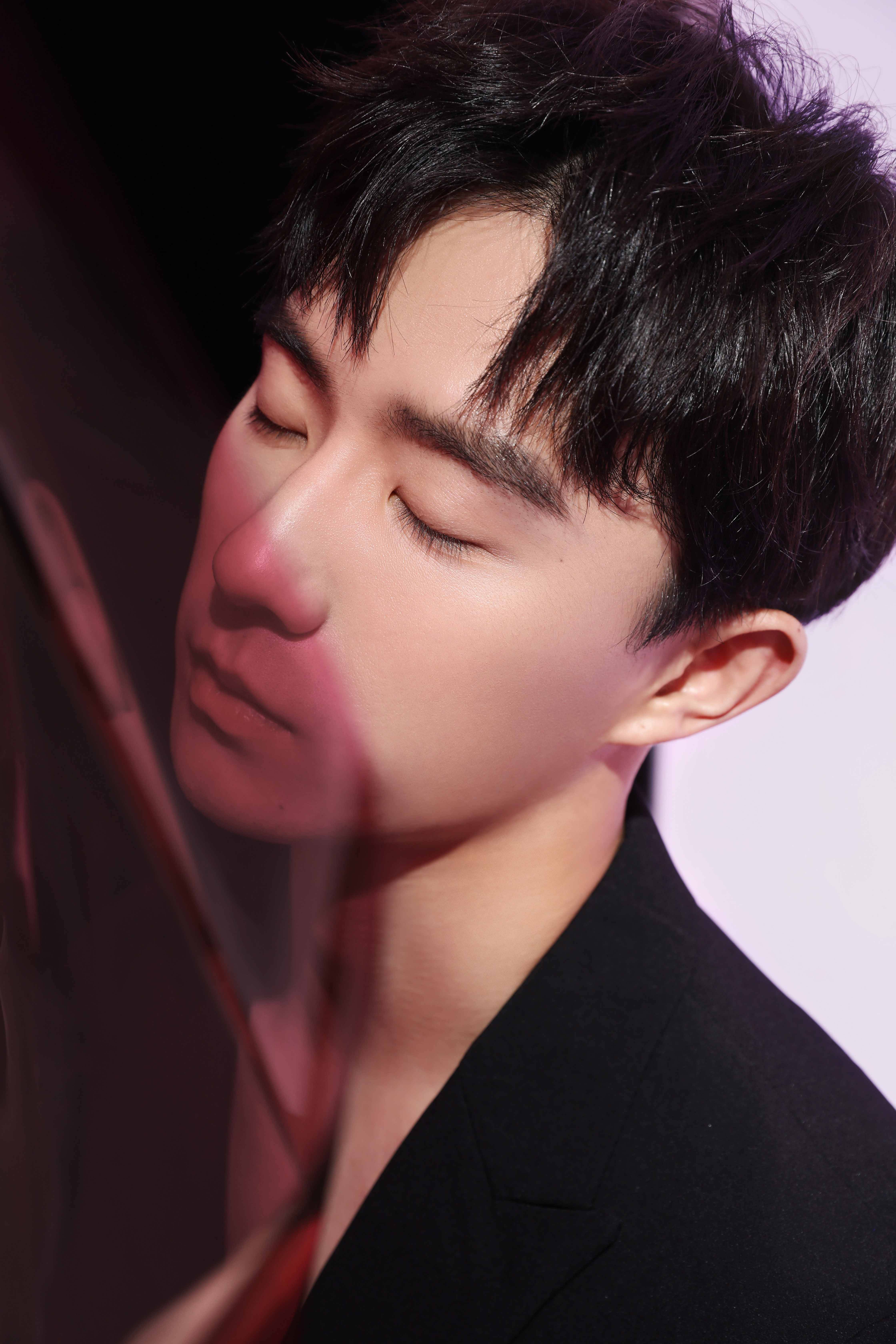 坏水娱乐 09-13 22:31 订阅 演员郑好最新一组粉色光影大片曝光,氤氲