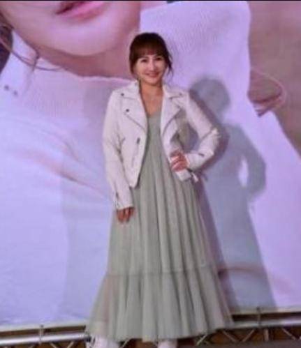 非常|37岁女歌手身家过亿，家中保姆是丈夫前妻，还让儿女视她为家人