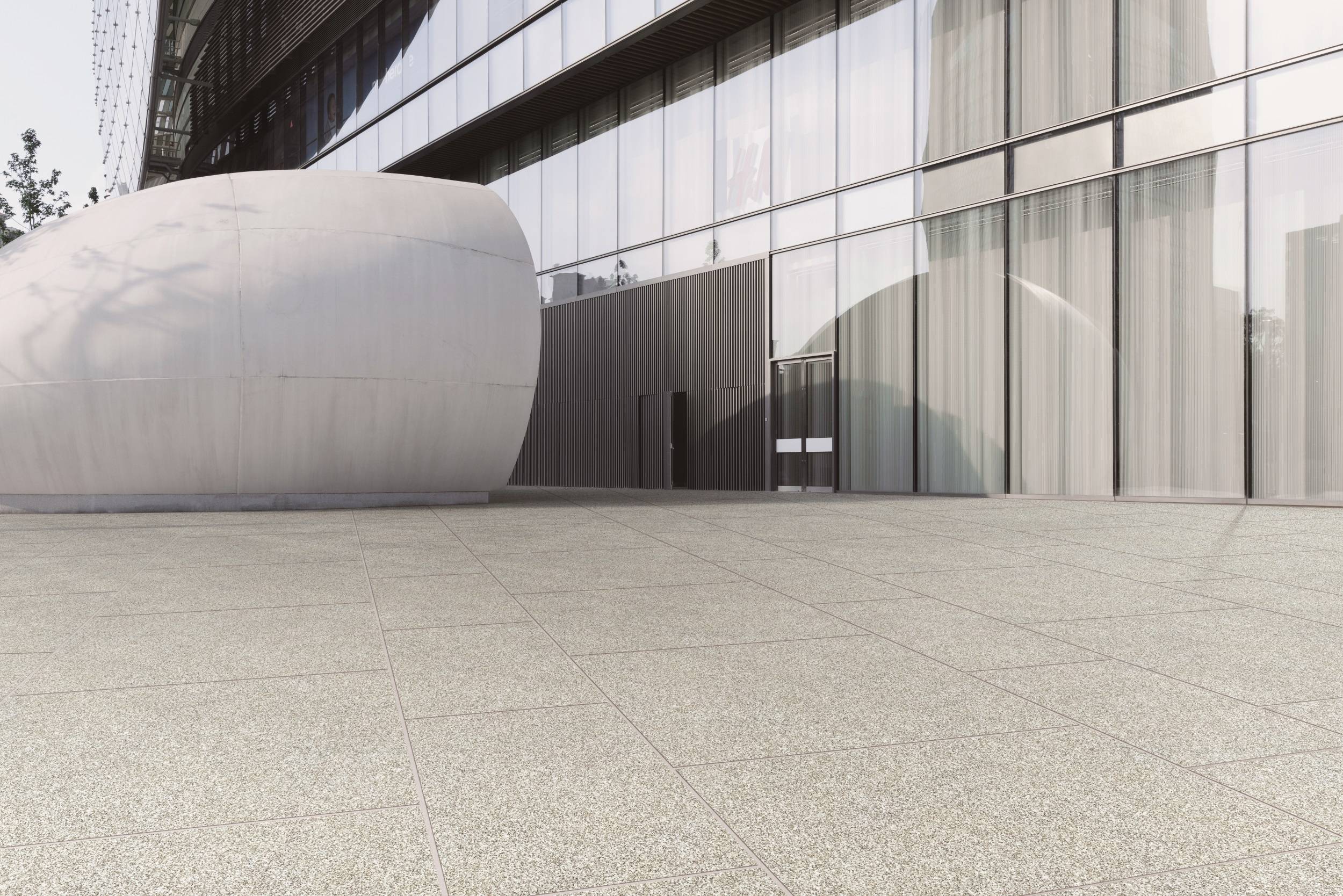 铺贴起来色差问题比较严重,影响环境美观度,相对来说,景观厚砖的色差