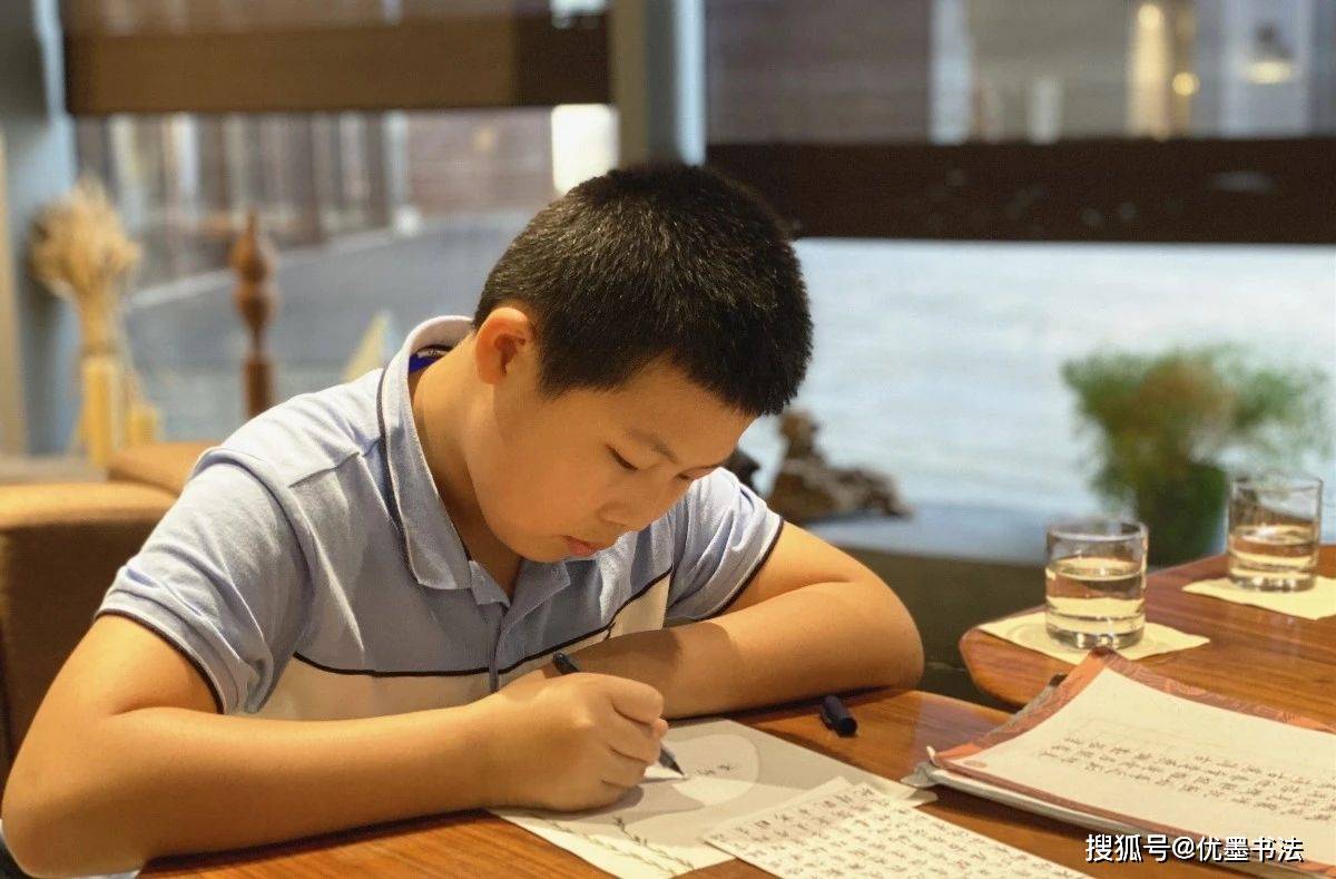 徐子明一年级成绩偏下高三语文老师的妈妈用两年陪他成为头号学霸