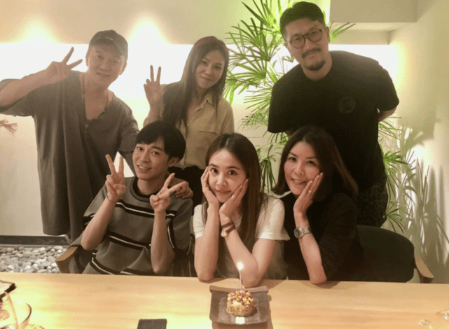 许茹芸吴青峰为蔡依林庆40岁生日,同框合影蔡依林捂脸特可爱