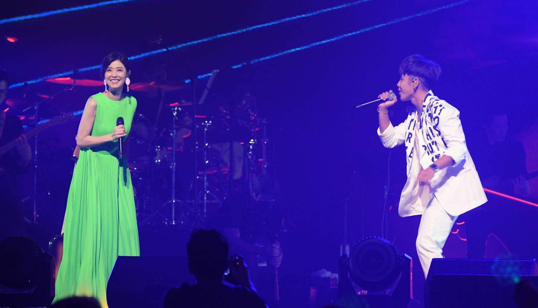 苏慧伦演唱会打造最迷幻派对超级男团隔空齐唱