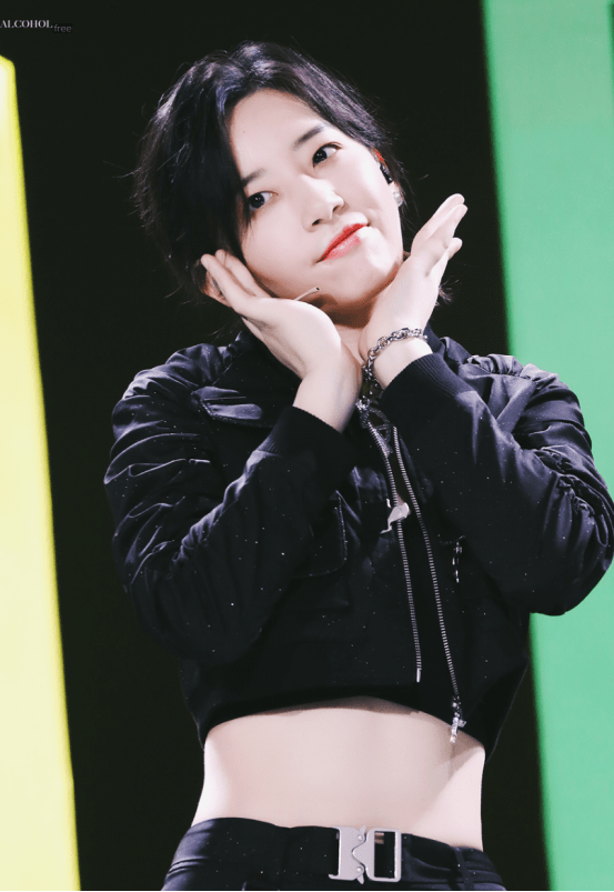 原创李斯丹妮的机车造型是真的辣露腰又露腿身材好果然敢穿