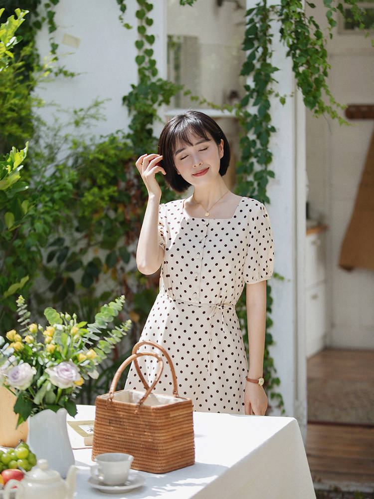 范冰冰罕见这么有"朴素感",碎花衬衫配短裙,低调到差点认不出_衣服