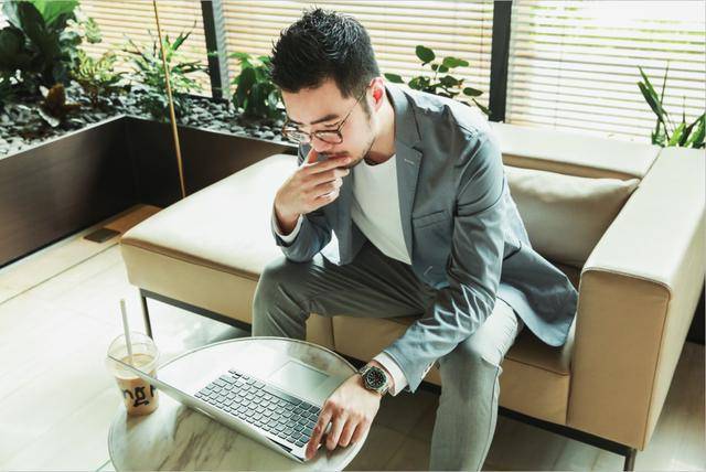 忘不了#衣品潮流pk#:"职场精英"怎么穿?时尚博主亲示范!