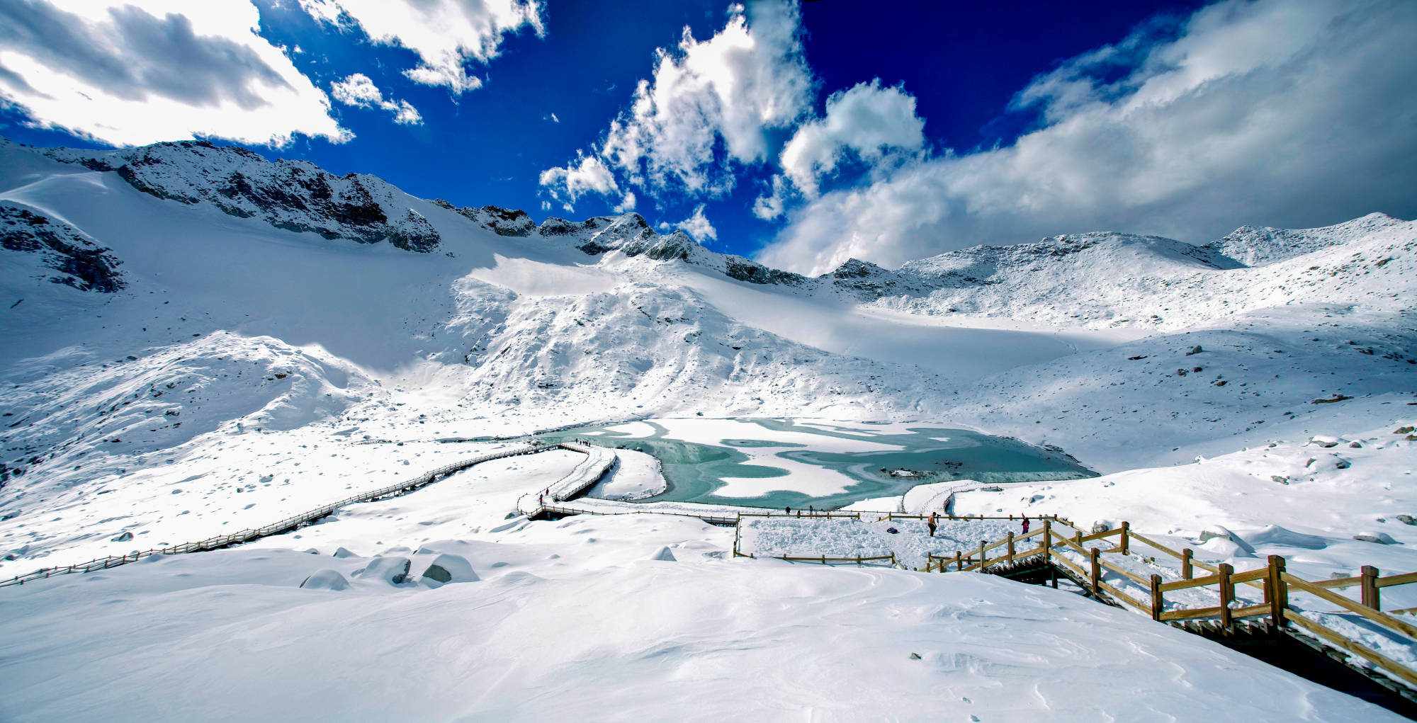 绝美达古冰川由内到外的魅力让你不自觉就会沉迷于此