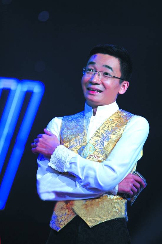 41岁央视主持高博近况,娶漂亮博士老婆,儿子长得跟高博一样黑