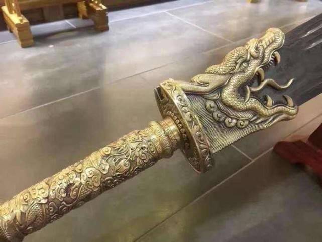 女子拿屠龙宝刀去鉴定,还打算上交国家,专家看后直接拒绝_屠龙刀