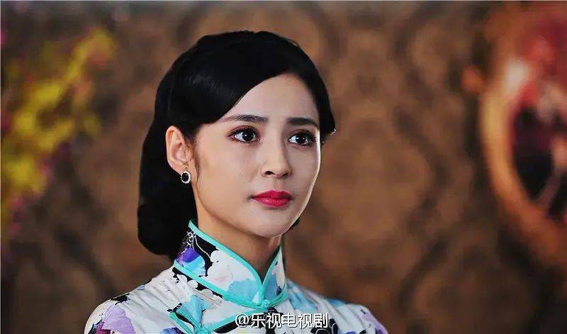 牧云记》中的术红玲,黑森林中的红袍女巫,这套异域造型非常合适李心艾