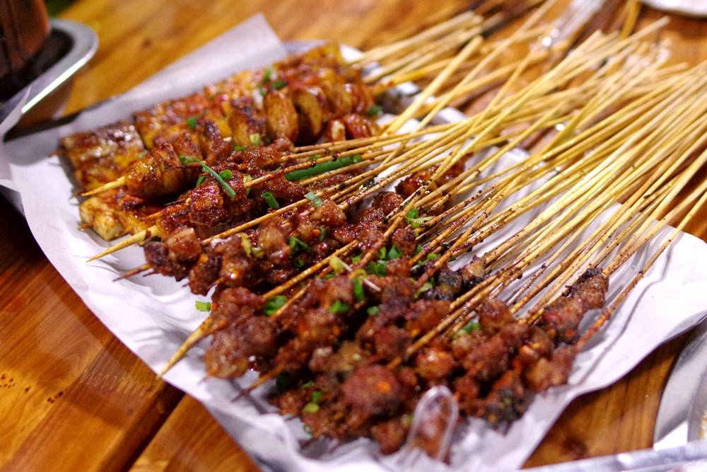 坐标贵州铜仁华西秋雨中深夜烧烤店的人间烟火味