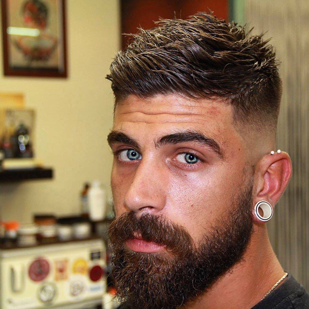 飞机头发型还可以搭配多样的染发,比如说这款灰白色染发,配上模特立体