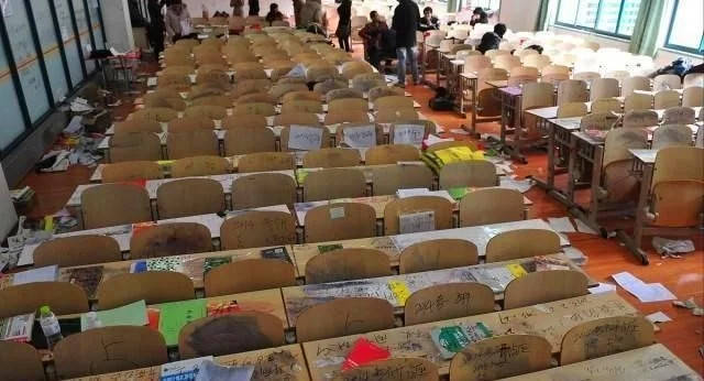 原创大学开学再现占座大潮本科生遍地研究生受热捧