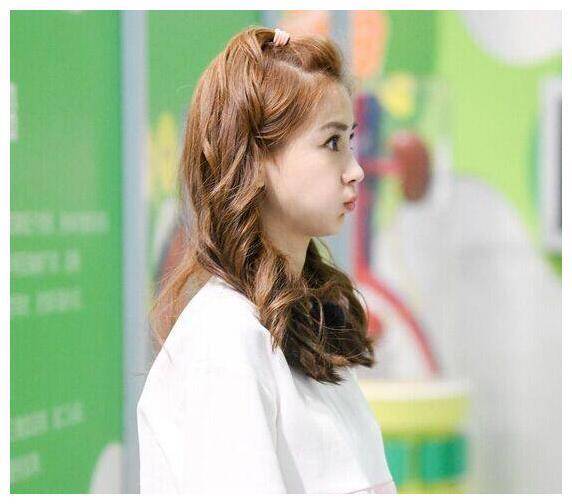 原创当红女星嘟嘴卖萌时赵丽颖清纯杨幂毫不做作而她让人想恋爱