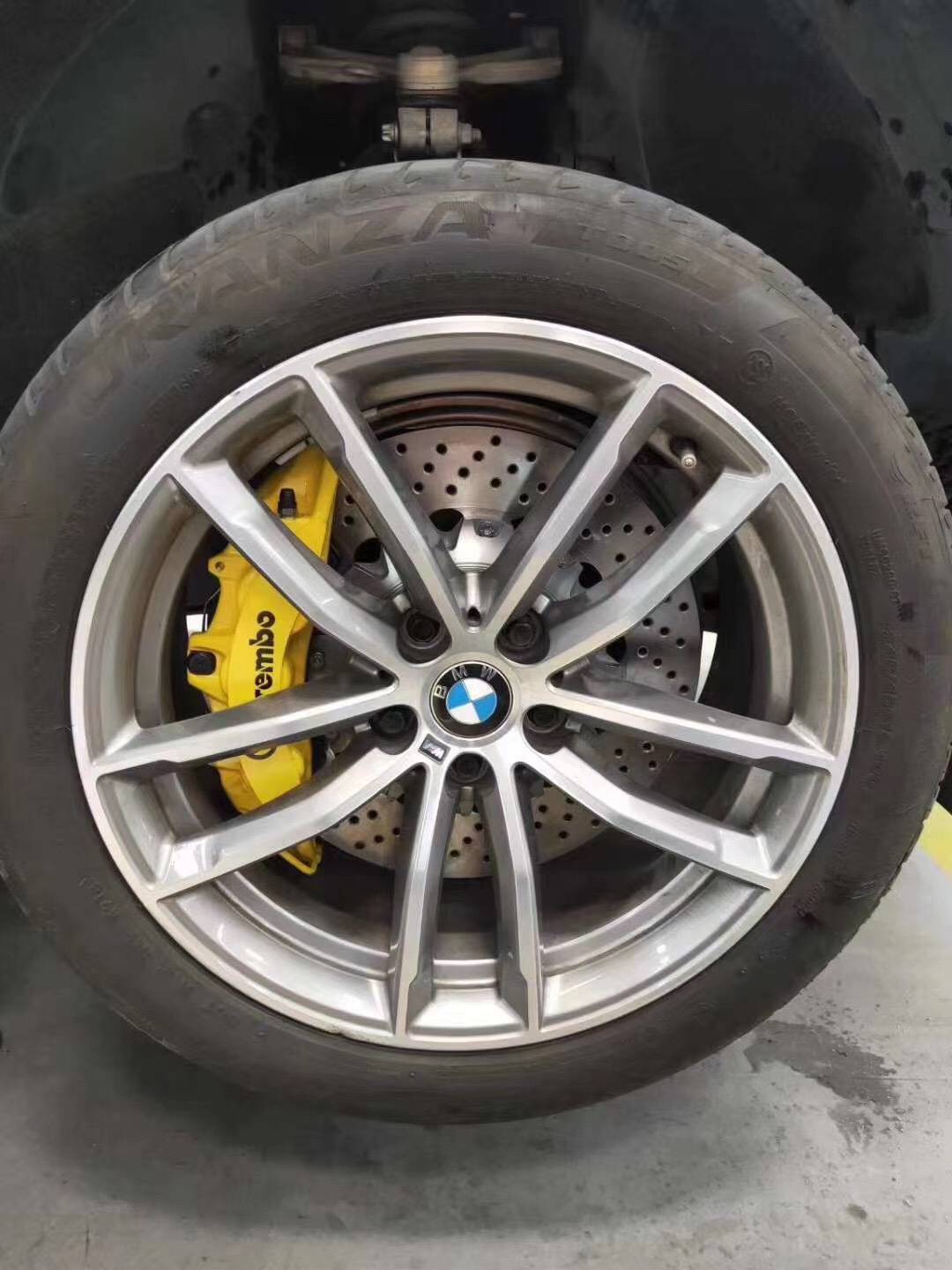 宝马5系g38 布雷博brembo刹车卡钳升级的制动力效果,颜值超高_手机