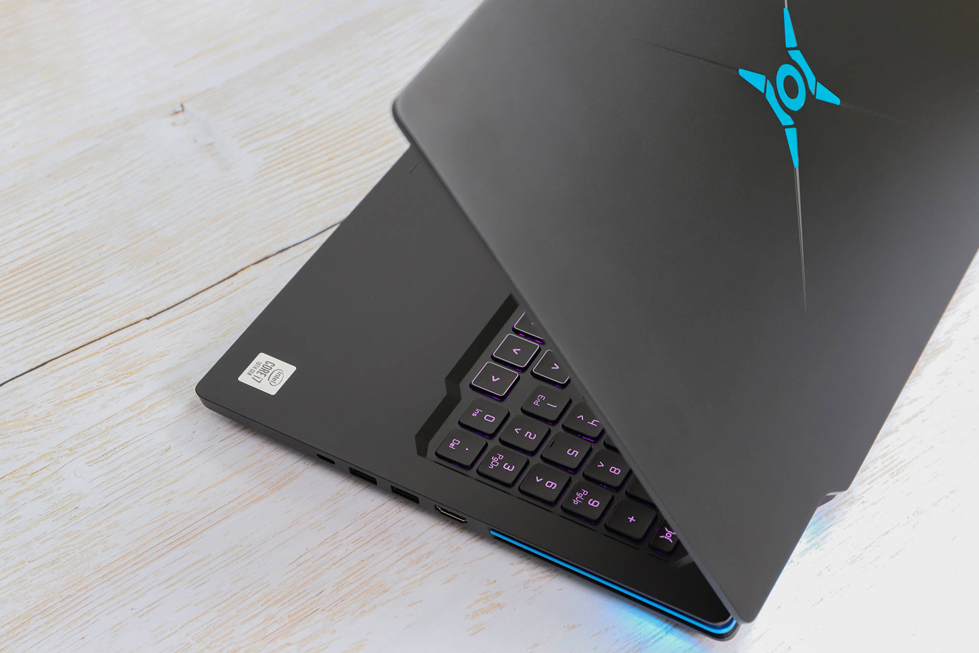 纤薄机身,性能强劲 荣耀猎人游戏本v700图赏