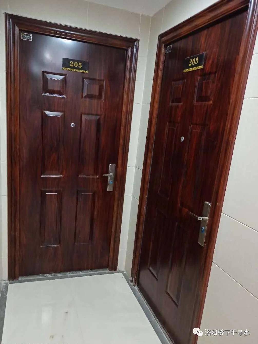 相邻两户房门距离太小且朝内开,存在安全隐患