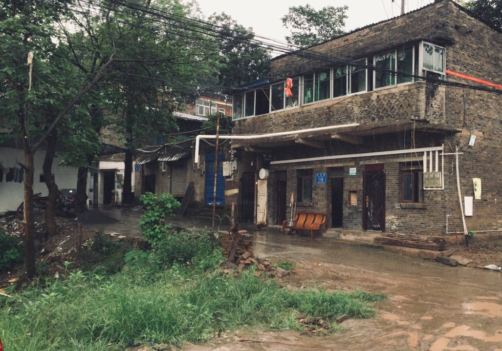 空无一人的綦江老火车站