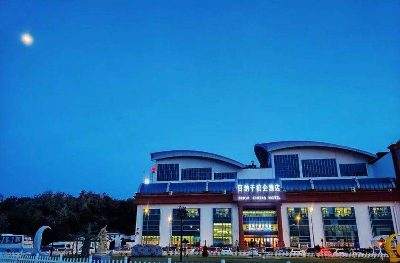百纳千禧会越来越多知名餐饮业开始进入婚礼堂赛道,今天,小编就带大家