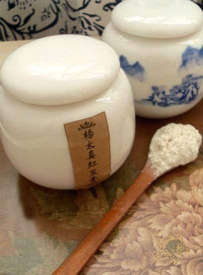 杨太真就是杨玉环,红玉膏是她用来"增色"的秘方.