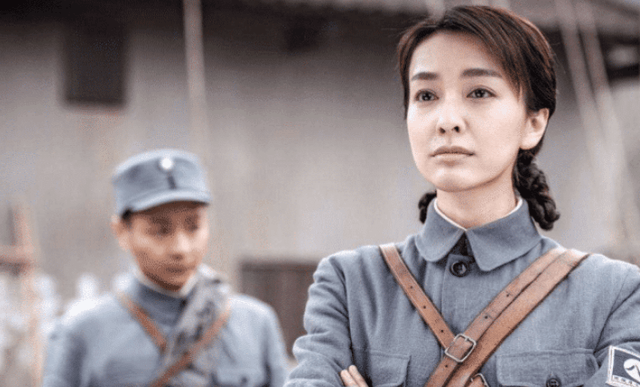 亮剑中李云龙住院老版本护士衣着得体新版护士却穿紧身衣