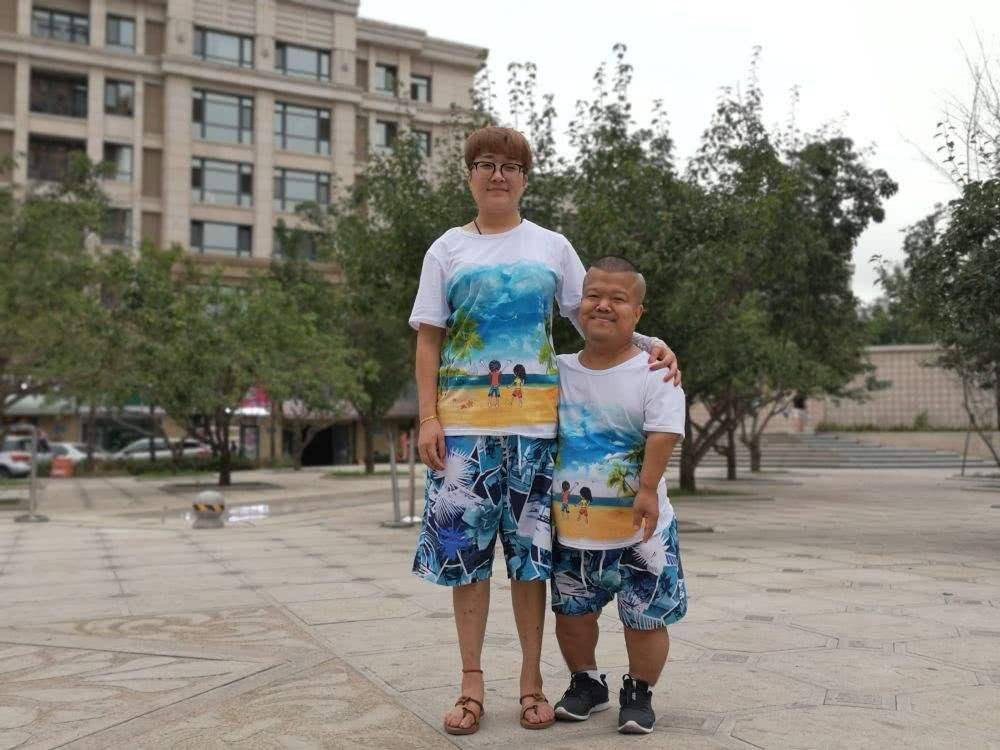 身高1米7的女子,嫁大6岁身高才1米侏儒,没钱没貌,她图啥?