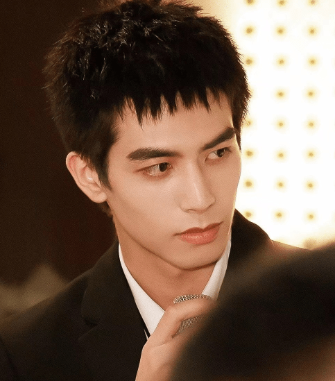 原创男明星遇上平头造型,千玺有点老气,宋威龙有气场,看到肖战:霸总既