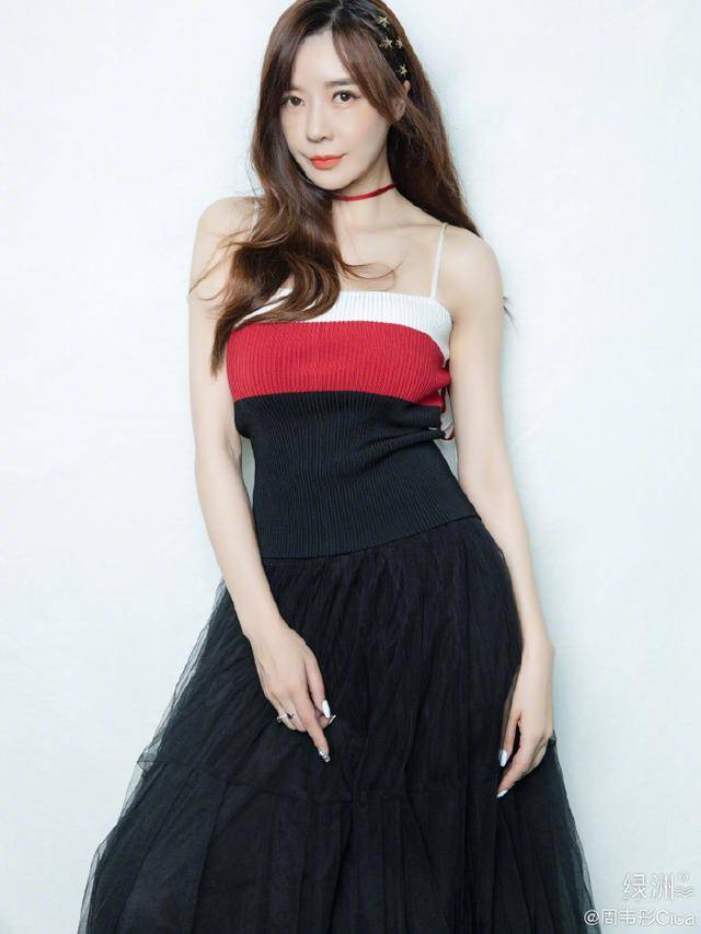 宅男女神周韦彤晒近照 吊带上衣性感锁骨少女气满满