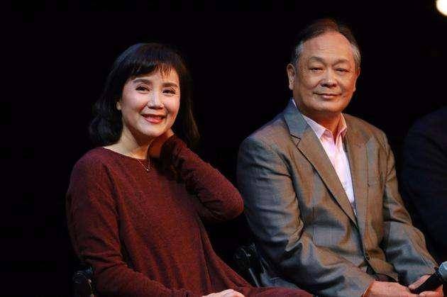 严晓频,演《北京人在纽约》而出名,嫁给初恋后,生下两子很幸福_丈夫