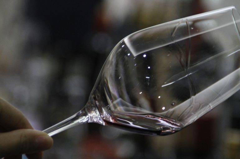 正确认识白酒挂杯好酒挂杯度一定高但挂杯度高的不一定是好酒