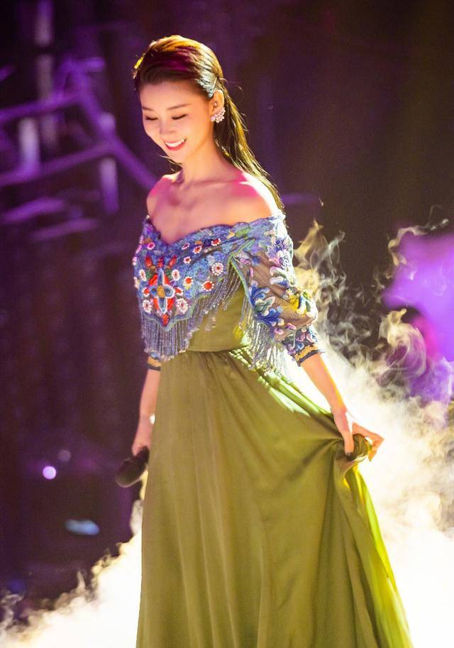 李小萌身材太出众,穿露肩刺绣连衣裙真迷人,一看就是气质女神