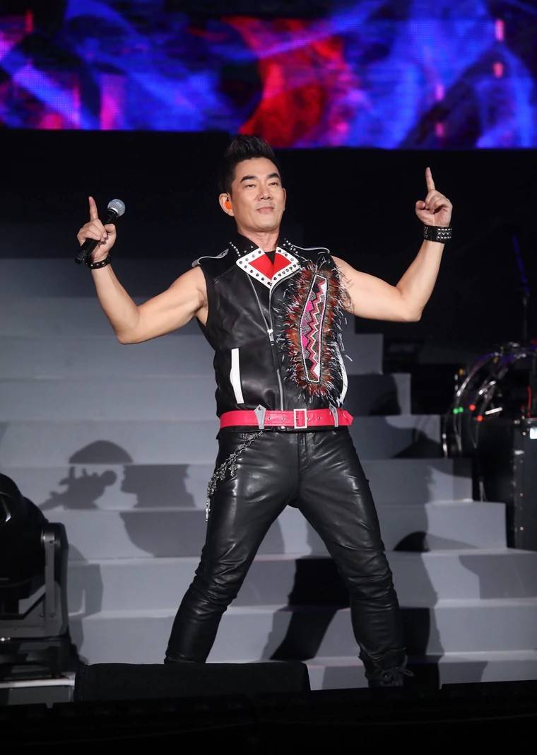 而任贤齐则假装生气地表示:怎么九孔的呼声比较大啊?