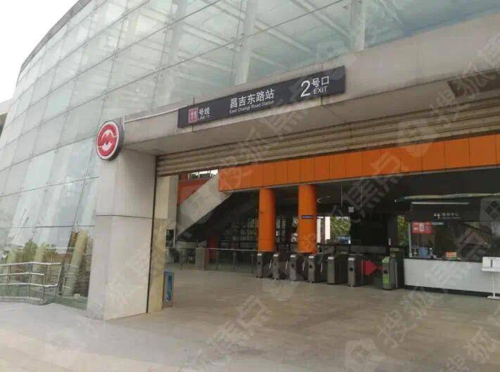 首先来说说出行,轨道交通方面,项目距离11号线昌吉东路站较近,步行