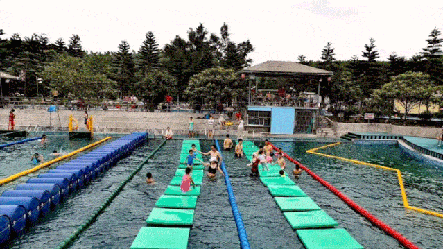 到了晚上,一览夜幕江景,参与篝火晚会骑马,水上乐园,山地车,划艇占地