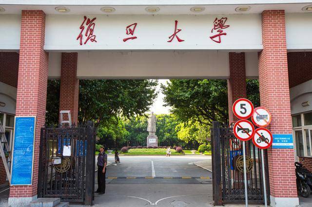 北京大学以15365元的毕业生薪资排在第二,上海交通大学以11199元的