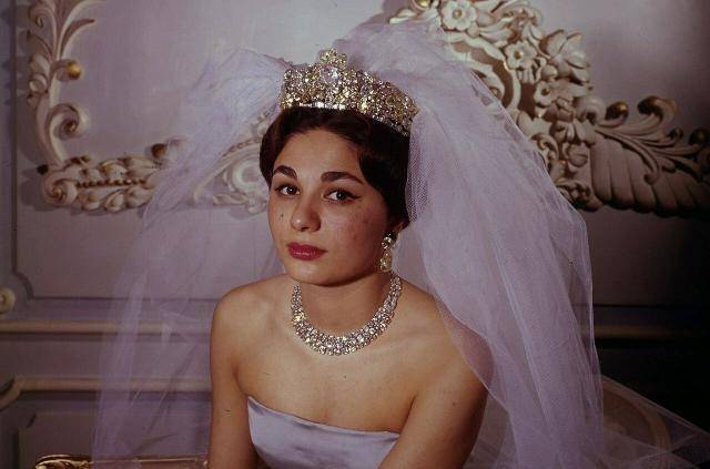 半生荣光,半生飘零,伊朗末代皇后的珠宝箱_手机搜狐网