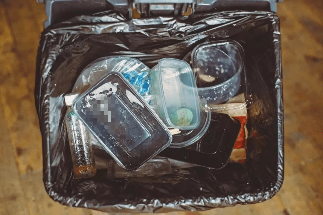 学校将学生外卖扔进垃圾桶引发争议:凡事要学会商量