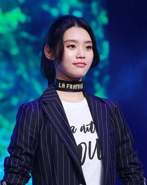 为什么女明星脖子上都要套个圈看完你就明白了