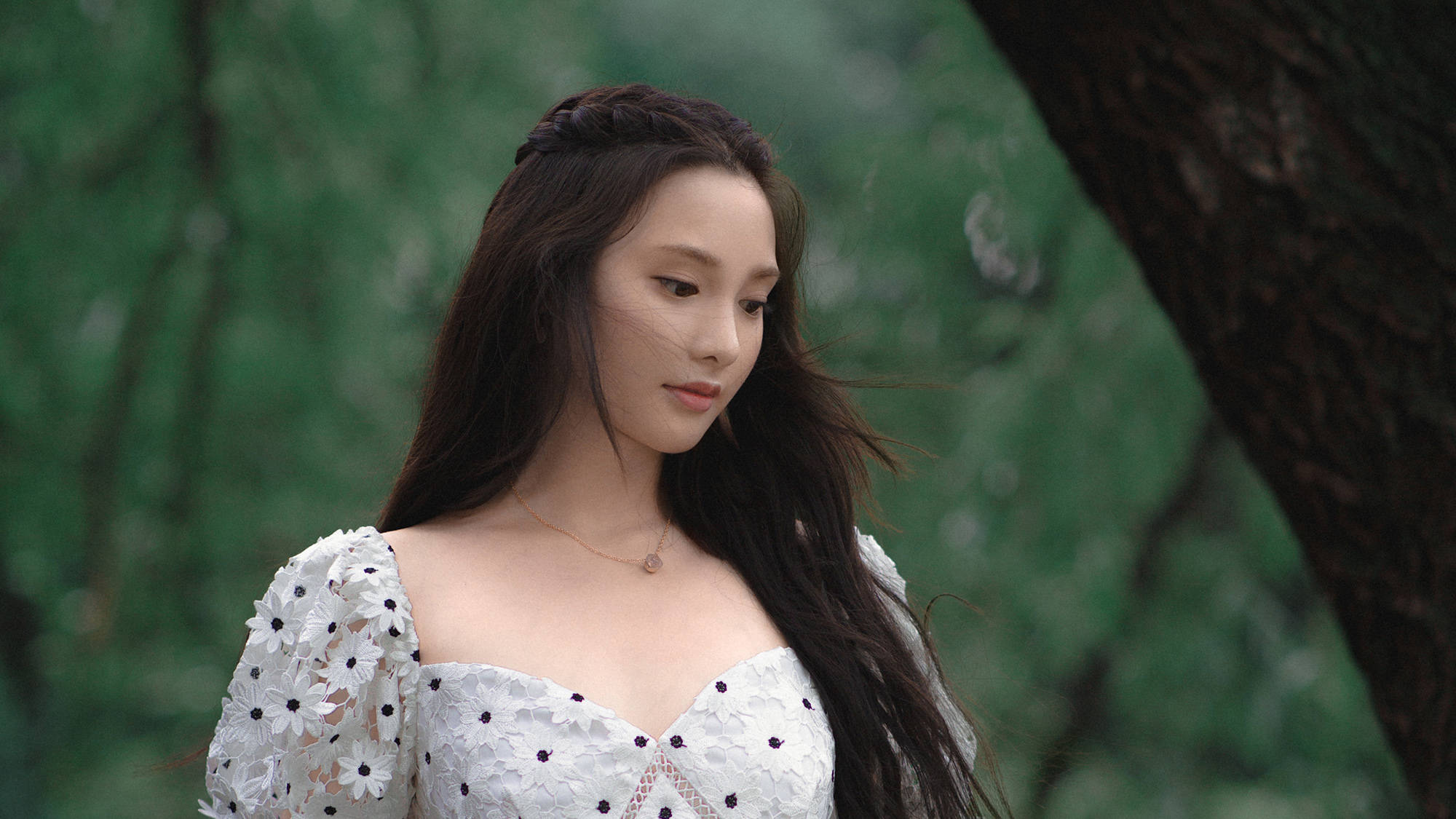 彭小苒森林镂空裙写真曝光化身森系少女温柔精致