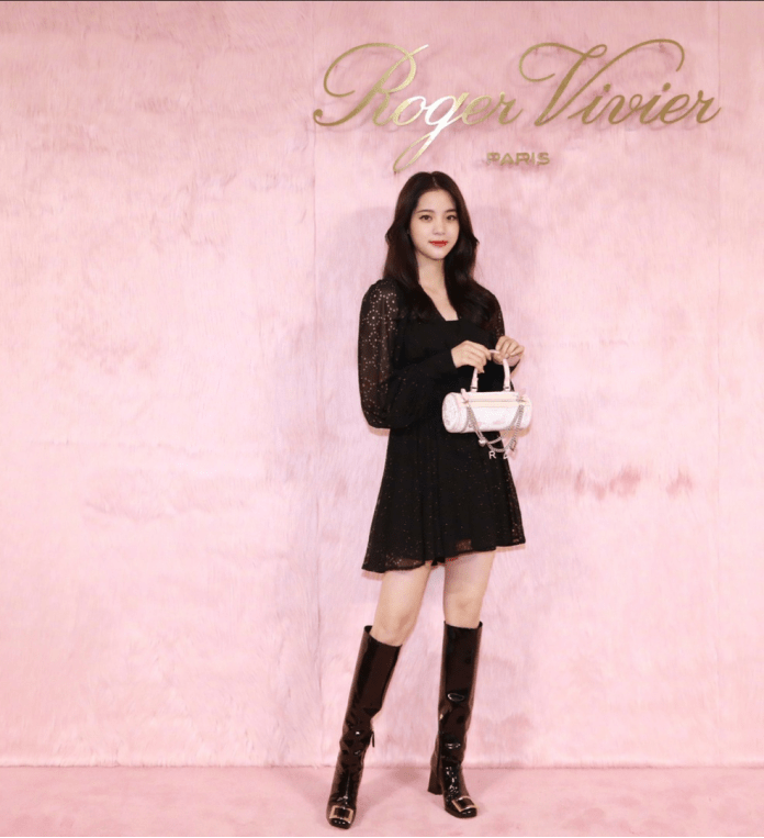 欧阳娜娜的女人味越来越浓了!穿黑色连衣裙配长靴,一头大波浪优雅至极